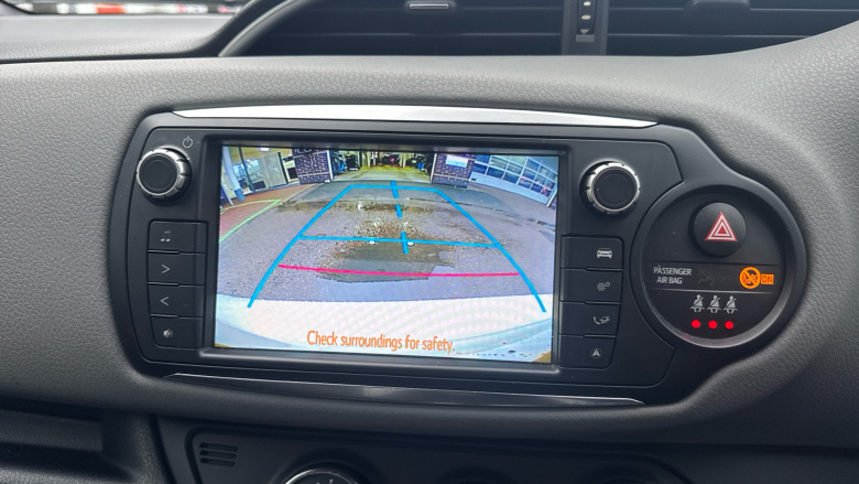 Toyota Yaris 1.33 VVT-i Design 5dr Petrol Hatchback